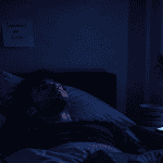 je suis fatigue mais j arrive pas a dormir personne allongee chambre sombre