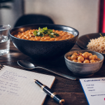Protéines vegetales ou animales : assiette équilibrée avec lentilles, pois chiches et dahl