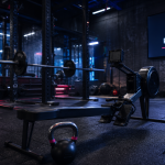 Cardio avant apres muscu : chronomètre sur écran en salle de sport