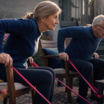 Perte masse musculaire age : seniors renforcent les jambes avec élastique