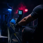 WOD cardio en salle CrossFit : athlète rameur